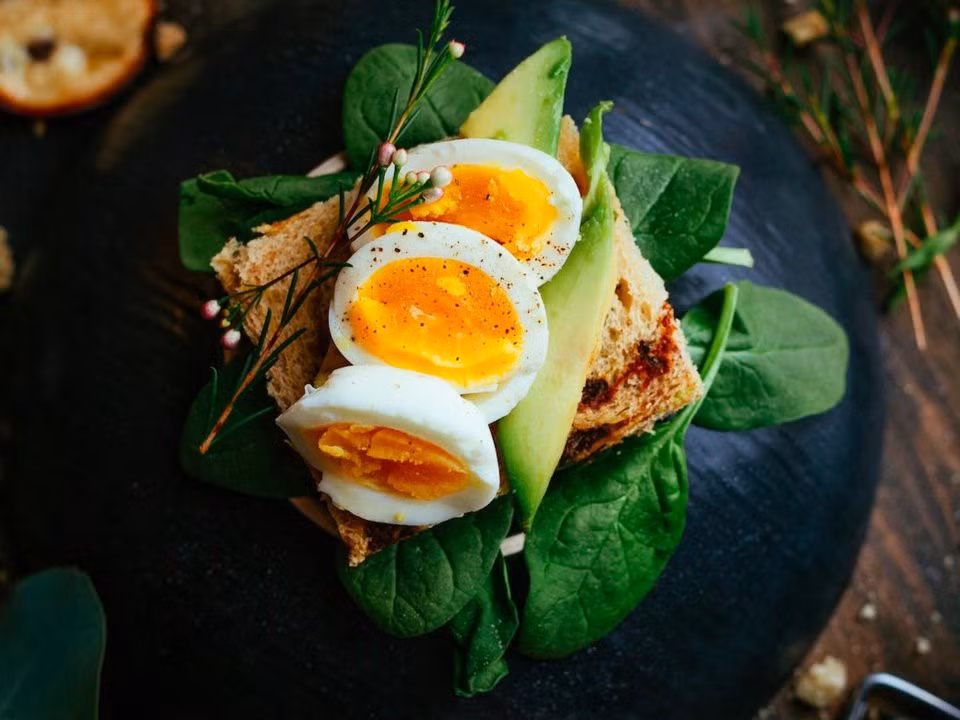 2. Trứng Trứng sống nguyên vỏ có thể để được khoảng 3 tuần trong tủ lạnh kể từ ngày mua. Vì vậy, nếu không hay dùng đến trứng thì hãy cẩn trọng khi mua cả lô.