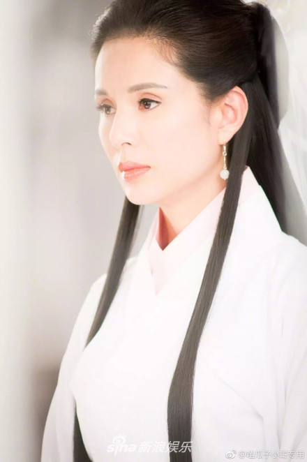 Mới đây trên mạng xuất hiện những hình ảnh Lý Nhược Đồng tham gia ghi hình cho một quảng cáo. Xuất hiện trong trang phục cổ trang màu trắng, múa kiếm giữa rừng hoa đào, nữ diễn viên 44 tuổi này khiến nhiều người hâm mộ không khỏi xao xuyến khi tái hiện lại hình ảnh nàng “Tiểu Long Nữ” năm nào.