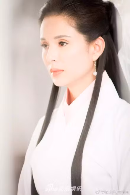 Mới đây trên mạng xuất hiện những hình ảnh Lý Nhược Đồng tham gia ghi hình cho một quảng cáo. Xuất hiện trong trang phục cổ trang màu trắng, múa kiếm giữa rừng hoa đào, nữ diễn viên 44 tuổi này khiến nhiều người hâm mộ không khỏi xao xuyến khi tái hiện lại hình ảnh nàng “Tiểu Long Nữ” năm nào.