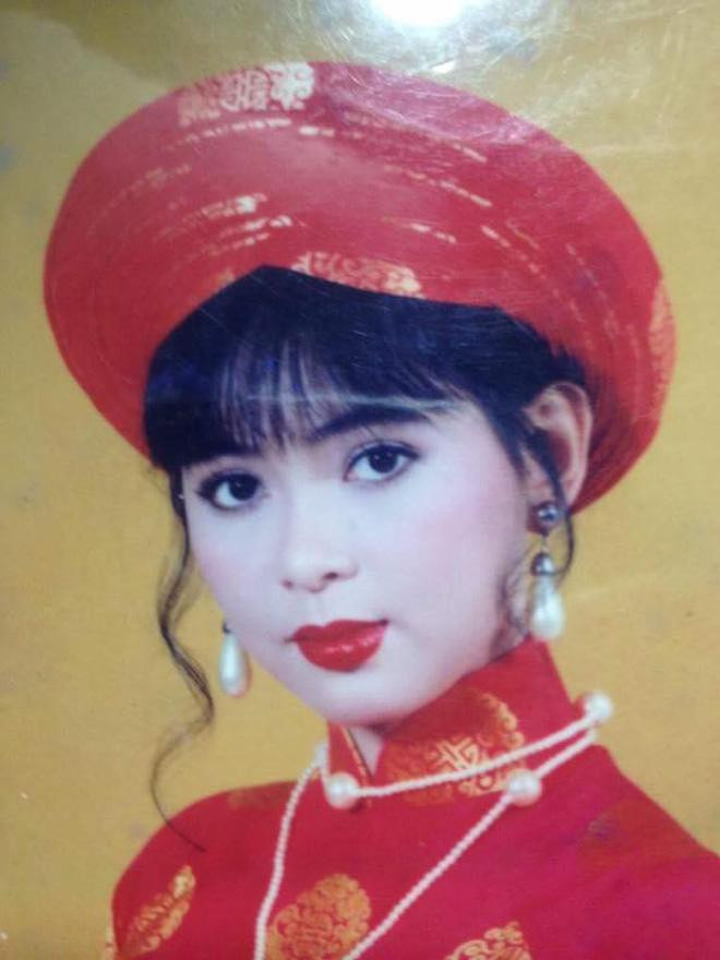 Dạo gần đây, bức ảnh được chụp vào năm 25 tuổi của mẹ chồng Tăng Thanh Hà đang được lan truyền một cách chóng mặt. Theo đó, bà Thuỷ Tiên - vợ đại gia Jonathan Hạnh Nguyễn sở hữu sắc vóc mặn mà, quyến rũ vạn người mê. Diện áo dài đỏ và đội mấn, mỹ nhân U50 trang điểm theo phong cách tôn đôi môi đỏ khoe lên đường nét cổ điển. Thật trùng hợp khi nhìn lại hình ảnh chụp vào ngày cưới của "ngọc nữ" làng giải trí Tăng Thanh Hà, người xem bất ngờ phát hiện ra nhiều điểm tương đồng. Từ ánh mắt sáng, chiếc mũi cao đến khuôn miệng chúm chím, nhiều nhận xét cho rằng Hà Tăng trông giống hệt mẹ chồng của mình. Nếu không nói ra, cư dân mạng lại lầm tưởng đây ắt hẳn là hai mẹ con ruột.