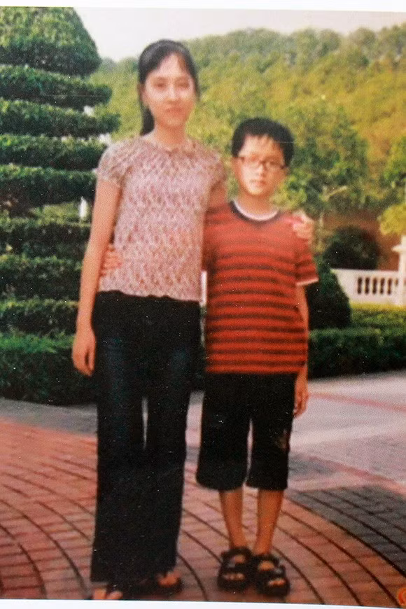 Ít người biết rằng, Hoa hậu chuyển giới Quốc tế 2018 Hương Giang có một người chị gái ruột. Người chị này tên là Hương Giang, cô sở hữu gương mặt phúc hậu, đậm chất Á Đông. Không phải do bố mẹ đặt trùng tên mà trước đó Ngọc Hiếu đã mượn chứng minh thư của chị gái mình để đăng ký tham gia một cuộc thi hát và từ đó lấy luôn tên này. Cậu bé Ngọc Hiếu ngày đó chính là Hoa hậu Hương Giang bây giờ.