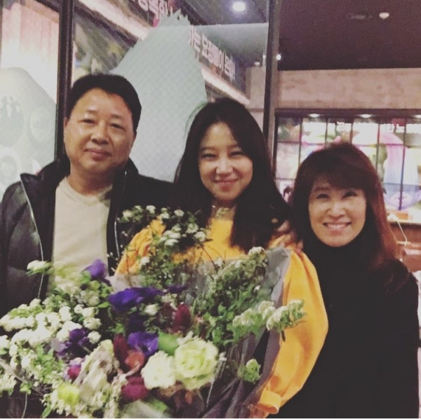 “Chị đại” Gong Hyo Jin lần đầu “khoe” hình mẹ lên mạng xã hội.