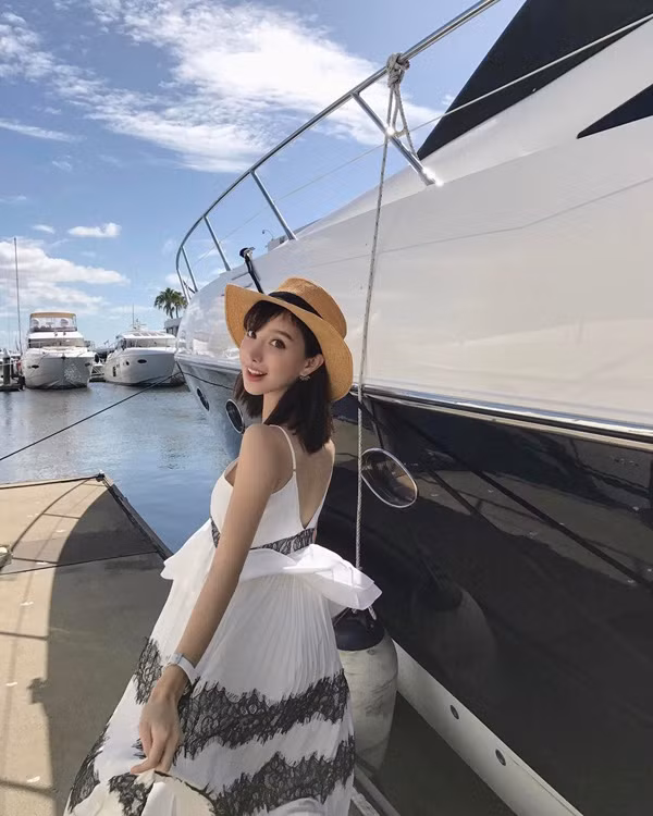 Trên trang cá nhân cô cũng không quên đăng tải những bức ảnh du lịch đến nhiều vùng đất khác nhau.