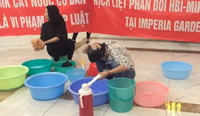 Gội đầu ở sảnh chung cư để phản đối chủ đầu tư.