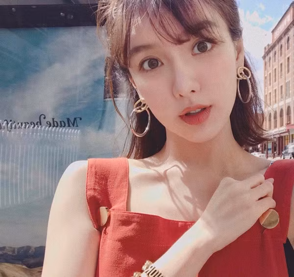 Dù sắp bước sang tuổi 30 nhưng bà mẹ 1 con này vẫn trẻ trung như gái đôi mươi.