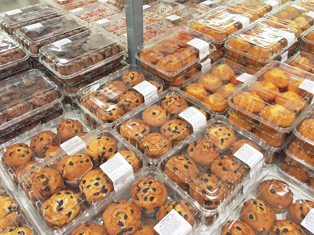 4. Bánh mì và các loại bánh nướng Bánh mì và các loại bánh có kem cần phải được bảo quản trong tủ lạnh và rất nhanh hỏng. Nếu được mua với số lượng lớn, chúng sẽ chiếm diện tích lớn trong tủ lạnh và dễ gây lãng phí nếu bạn không ăn kịp thời. Vì vậy, hãy cân nhắc nhu cầu sử dụng và chỉ nên mua đủ để dùng hết trong một vài ngày.