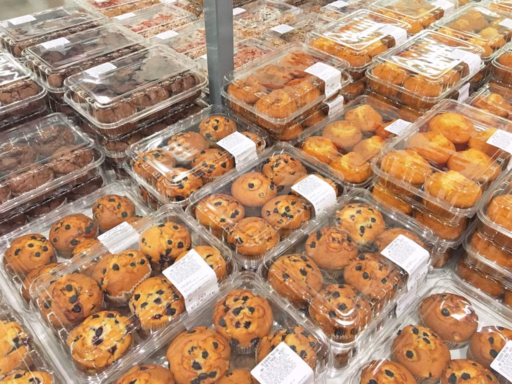 4. Bánh mì và các loại bánh nướng Bánh mì và các loại bánh có kem cần phải được bảo quản trong tủ lạnh và rất nhanh hỏng. Nếu được mua với số lượng lớn, chúng sẽ chiếm diện tích lớn trong tủ lạnh và dễ gây lãng phí nếu bạn không ăn kịp thời. Vì vậy, hãy cân nhắc nhu cầu sử dụng và chỉ nên mua đủ để dùng hết trong một vài ngày.