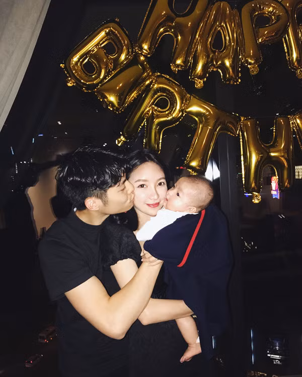 Là người khá kín tiếng trong chuyện tình cảm và ít đăng tải cuộc sống riêng tư lên trang cá nhân nhưng mỗi bức ảnh của cô nàng chụp bên chồng, con đều thu về hàng chục nghìn lượt thích.