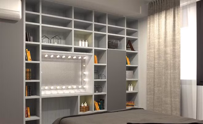 Hệ tủ với nhiều ngăn nhỏ đều lưu trữ sách, đồ lưu niệm của cô trong các chuyên lưu diễn, khi đi du lịch.