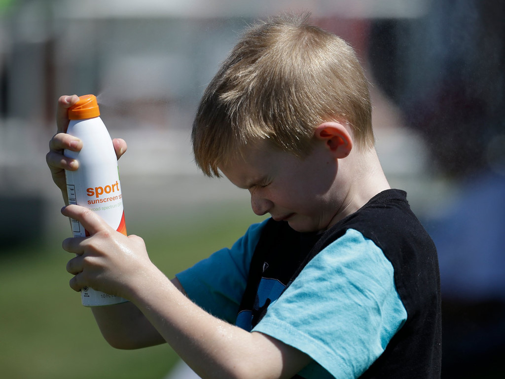 10. Kem chống nắng Kem chống nắng cũng có hạn sử dụng. Bạn nên vứt đi những sản phẩm đã mở nắp lâu dù còn trong thời hạn sử dụng bởi khi đó chúng không còn hiệu quả nữa. Nếu ngày nào cũng dùng kem chống nắng thì việc mua với số lượng lớn là một ý tưởng tốt có thể giúp tiết kiệm. Tuy nhiên, nếu bạn chỉ thỉnh thoảng mới mang ra dùng trong những chuyến đi biển thì đừng bao giờ mua cả lố kem chống nắng.