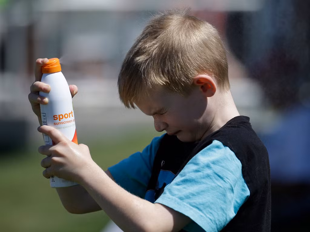 10. Kem chống nắng Kem chống nắng cũng có hạn sử dụng. Bạn nên vứt đi những sản phẩm đã mở nắp lâu dù còn trong thời hạn sử dụng bởi khi đó chúng không còn hiệu quả nữa. Nếu ngày nào cũng dùng kem chống nắng thì việc mua với số lượng lớn là một ý tưởng tốt có thể giúp tiết kiệm. Tuy nhiên, nếu bạn chỉ thỉnh thoảng mới mang ra dùng trong những chuyến đi biển thì đừng bao giờ mua cả lố kem chống nắng.