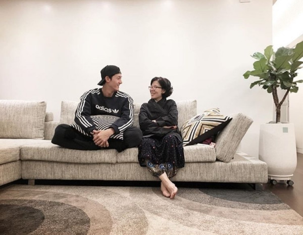 Tấm hình đầu tiên Lee Ki Woo chụp cùng mẹ được chia sẻ trên Instagram.