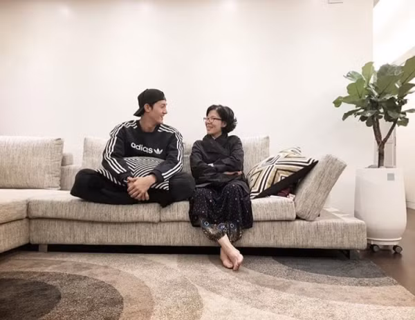 Tấm hình đầu tiên Lee Ki Woo chụp cùng mẹ được chia sẻ trên Instagram.