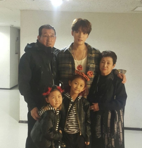 Bố mẹ và hai cháu gái của Kim Jae Joong (JYJ).