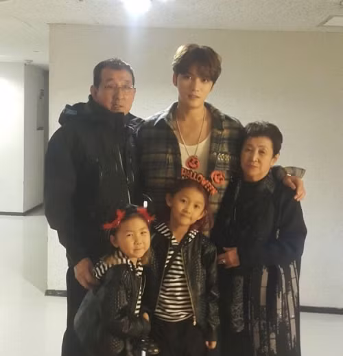 Bố mẹ và hai cháu gái của Kim Jae Joong (JYJ).