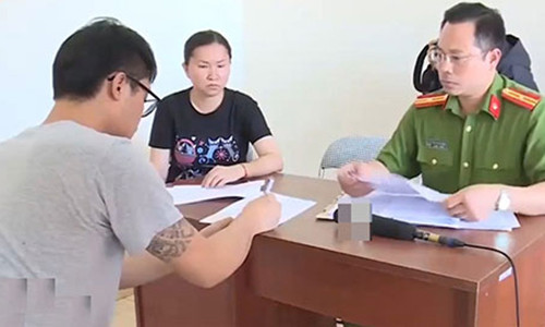 Cán bộ Công an lấy lời khai đối tượng trong đường dây lừa đảo quốc tế..