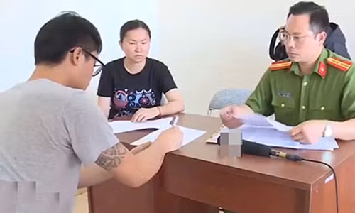 Cán bộ Công an lấy lời khai đối tượng trong đường dây lừa đảo quốc tế..