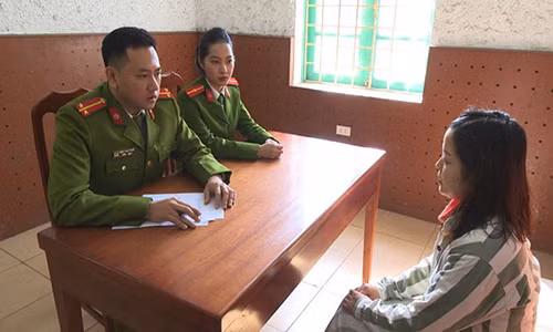 Đối tượng Hằng tại cơ quan công an.