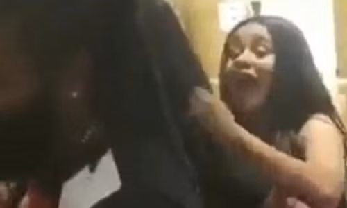 Cardi B cãi nhau ỏm tỏi với người hâm mộ trong thang máy.