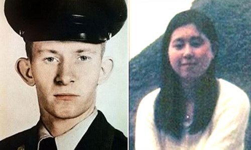 Jenkins khi còn là trung sĩ quân đội Mỹ ở Bàn Môn Điếm và Hitomi Soga lúc đang theo học ngành điều dưỡng ở Nhật Bản.