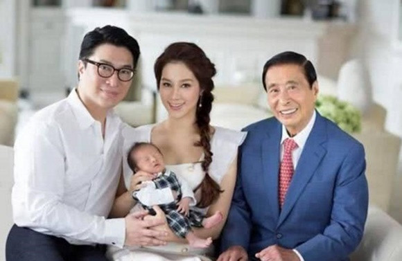 Nhiều người đẹp Hoa ngữ được tặng tiền tỷ khi sinh con cho đại gia. Ví dụ tiêu biểu là người đẹp Từ Tử Kỳ. Mỗi lần sinh con, cô được bố chồng tặng hàng trăm triệu đô la Hong Kong (khoảng 290 tỷ đồng). Ông hứa tặng 1 tỷ đô la Hong Kong (2900 tỷ đồng) nếu cô sinh con thứ 5.