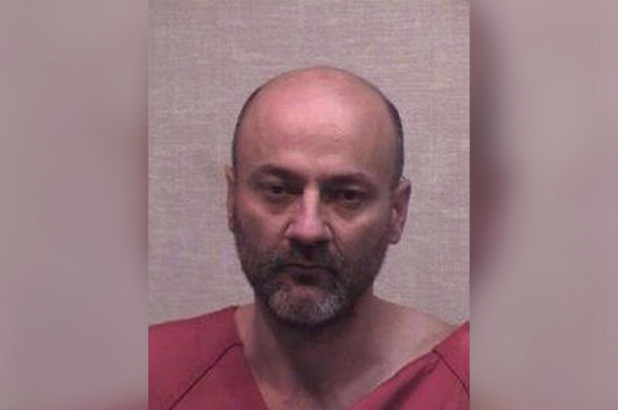 Gilbert Collman II, 41 tuổi, đang phải đối mặt với một loạt cáo buộc, bao gồm bỏ bê dẫn đến cái chết của người phụ thuộc và sở hữu ma túy đá.