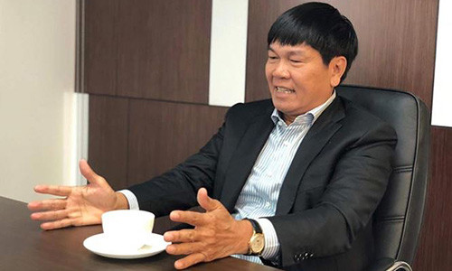 Phòng làm việc với bàn làm việc đơn giản của tỷ phú Trần Đình Long, nơi các phòng ban khi cần có thể “mượn” để làm nơi họp.