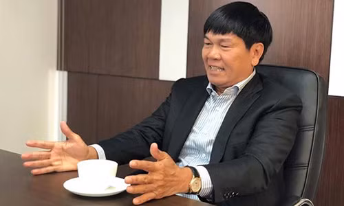 Phòng làm việc với bàn làm việc đơn giản của tỷ phú Trần Đình Long, nơi các phòng ban khi cần có thể “mượn” để làm nơi họp.