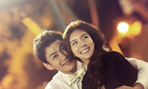 Thương nhớ vợ con lắm nhưng đành phải hy sinh tuổi trẻ kiếm nhiều tiền, để sau này về hưu vợ chồng sẽ được sum vầy bên nhau (Ảnh minh họa)