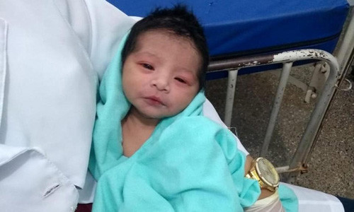 Em bé đã hồi sinh kỳ diệu mặc dù bị chôn dưới đất tới 8 tiếng.