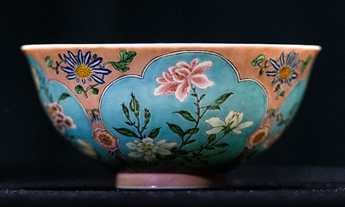 Cận cảnh chiếc bát được cho là rất hiếm từ thời vua Khang Hy. Ảnh: AFP/Getty.