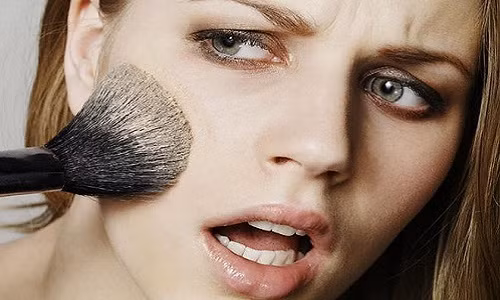 Bạn nên dùng phấn nền như một phương tiện để che đậy những chỗ không hoàn hảo của làn da. Ảnh: BeautyTips