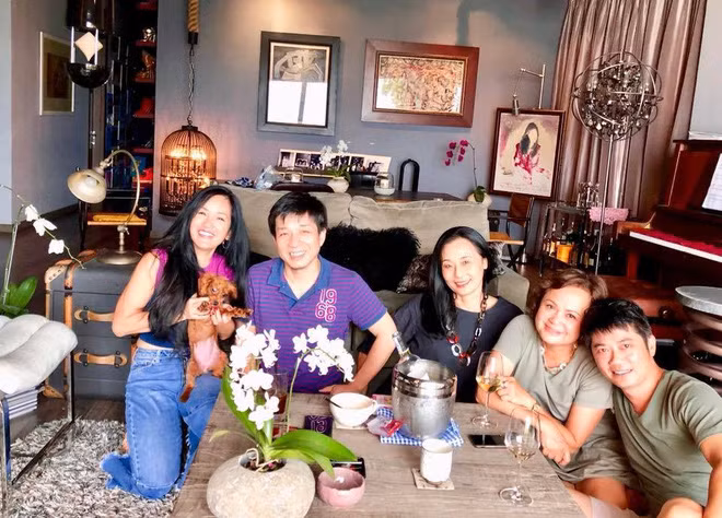 Còn đây là không gian phòng khách nối liền với phòng ăn và góc nghệ thuật của gia đình cô.