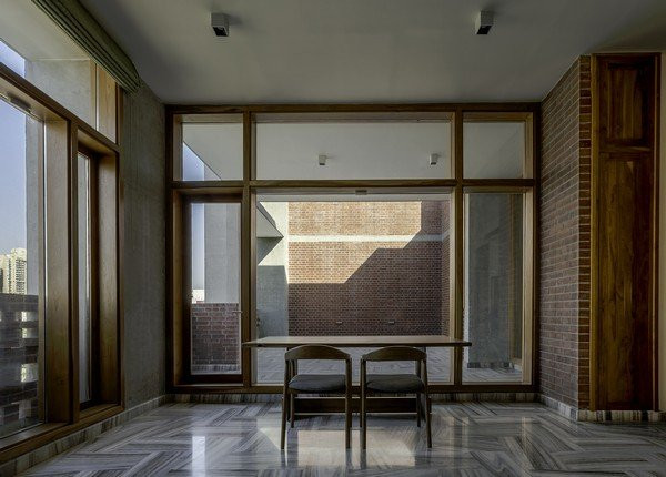 Cửa chính và cửa sổ đều là các tấm kính lớn, giúp cung cấp ánh sáng tự nhiên cho ngôi nhà, đồng thời tạo không gian mở tránh ngột ngạt cho người cư ngụ.