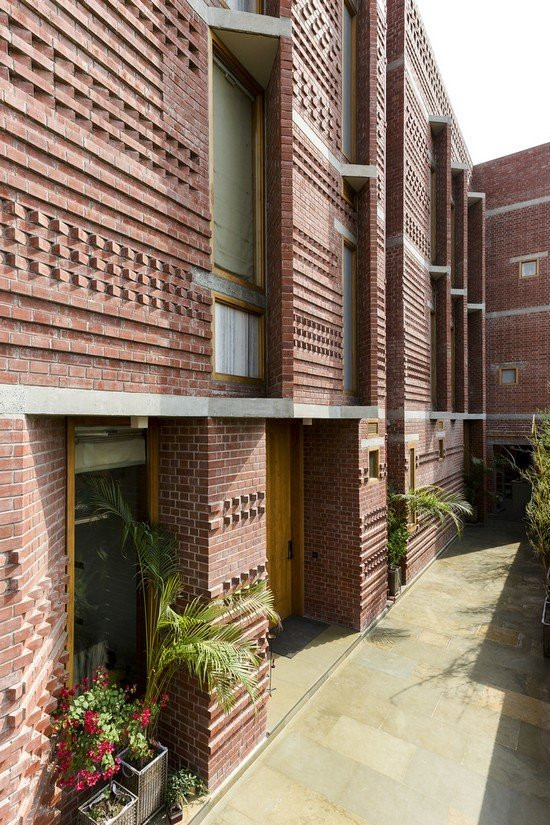 Ngôi nhà chủ yếu làm bằng gạch nung chịu lực, được giữ màu đỏ nguyên thủy như một điểm nhấn đặc biệt trong thiết kế ngôi nhà. Các bức tường bên ngoài cũng được phá cách trong việc sắp xếp gạch nằm so le hoặc nằm nghiêng tạo thành họa tiết, hoa văn tôn thêm vẻ đẹp truyền thống cho căn nhà.