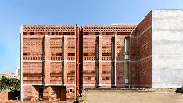 Điểm đặc trưng trong thiết kế ngôi nhà là một “trục đường chính” xuyên suốt từ cổng đến cầu thang chính trong nhà, cùng với các đường hành lang dẫn đến các cửa bên hông và các phòng chính, các “trục đường” này được lót bằng gạch chịu lực.