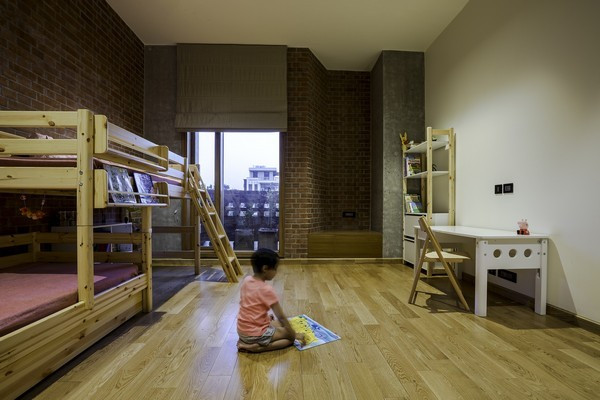 Dọc theo hành lang là các bức tường bằng đá cẩm thạch trắng, đây là điểm nhấn đối lập với màu đỏ của gạch nung bao bọc bên ngoài ngôi nhà.