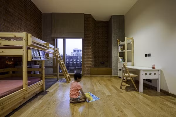 Dọc theo hành lang là các bức tường bằng đá cẩm thạch trắng, đây là điểm nhấn đối lập với màu đỏ của gạch nung bao bọc bên ngoài ngôi nhà.