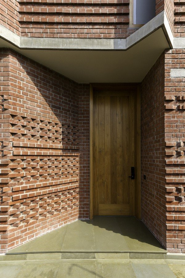 Lớp gạch nung chịu lực bên ngoài còn đóng vai trò quan trọng như một tấm lá chắn vững chãi, bảo vệ ngôi nhà khỏi sức nóng của mặt trời thiêu đốt và khói bụi xung quanh. Ngôi nhà được thiết kế với bố cục khá cân xứng, đó là sự hòa hợp giữa kiến trúc, nội thất và cảnh quan xung quanh.