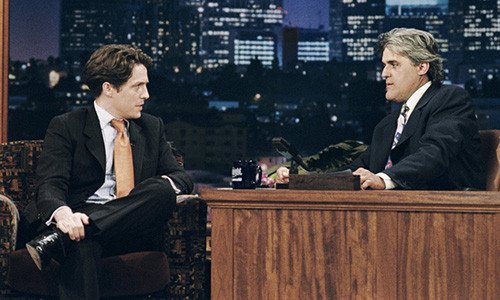 Hugh Grant (trái) tham gia Tonight Show cùng Jay Leno vào năm 1995 sau khi anh bị bắt vì mua dâm.