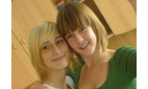 Alina (trái) cùng các bạn đến Bali du lịch thì gặp nạn.