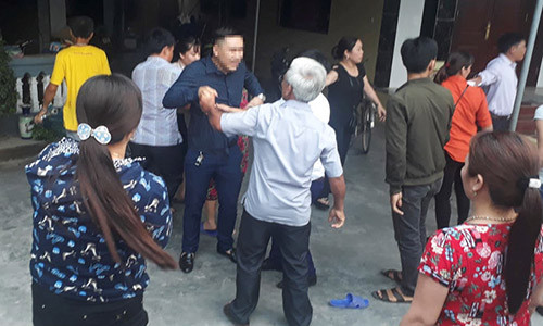 Người chồng cùng người thân tới nhà Hiền nhiều lần để tìm người vợ bỏ đi. Ảnh: V.Đ.