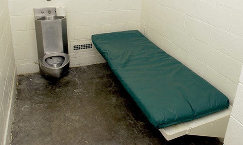 Nghi phạm Anh suốt 34 ngày không đi vệ sinh khiến các sỹ quan lúng túng.