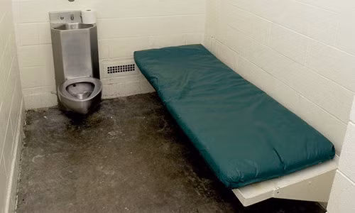 Nghi phạm Anh suốt 34 ngày không đi vệ sinh khiến các sỹ quan lúng túng.