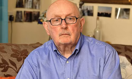 Ông Hayes đã sống một cuộc đời khó khăn do những ký ức bị lạm dụng tình dục ngày bé.