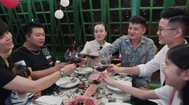 Vo cu to chuc sinh nhat chong cung vo moi