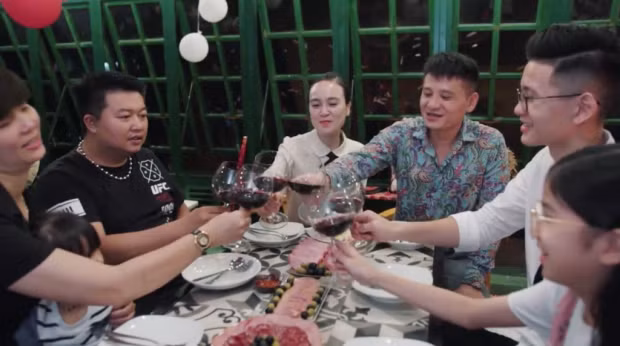 Vo cu to chuc sinh nhat chong cung vo moi