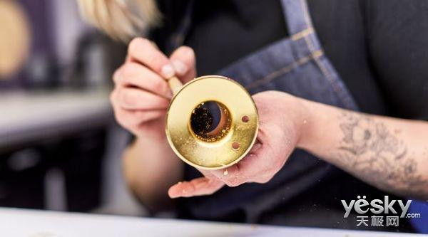 Cam tren tay may sat toc ma vang khong phai ai cung so huu duoc