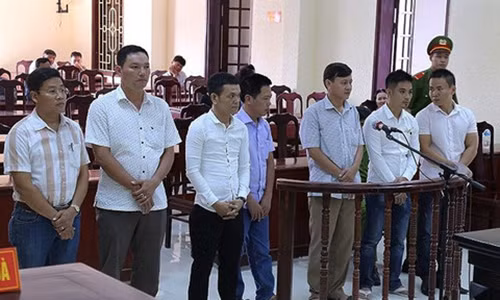 Ông Nguyễn Xuân Dương (ngoài cùng bên trái) cùng các đồng phạm tại tòa.