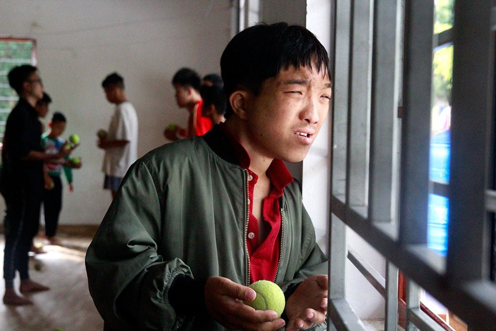 Học trò của Dung mỗi người mang một nét tính cách khác nhau. 18 thầy cô cứ thế phải “đánh vật” với lũ trẻ.